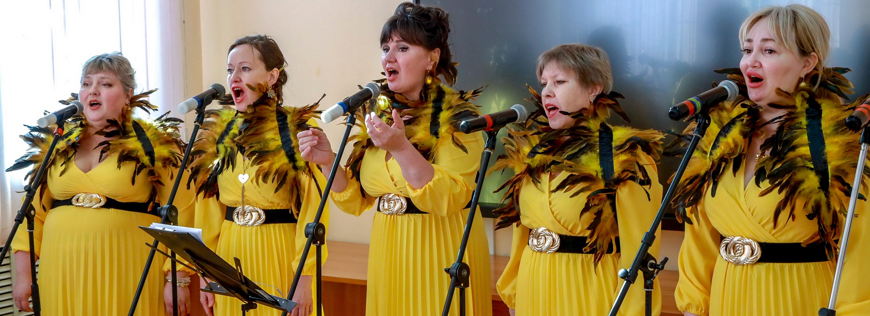 Хор из пяти женщин устроил душевный концерт для жён и матерей бойцов