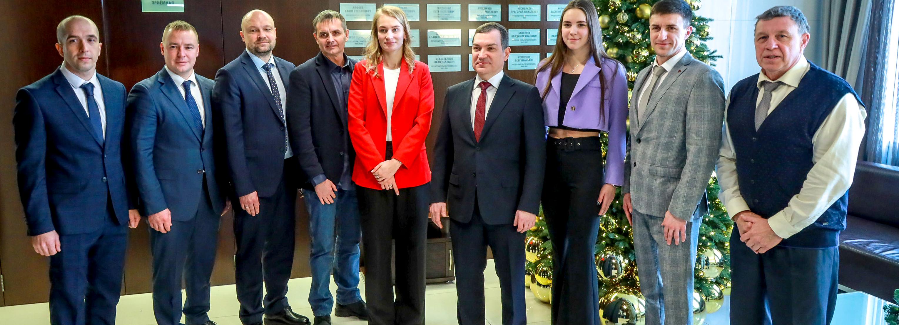 «Мы вами гордимся»: мэр Кудрявцев поздравил чемпионок мира по плаванию