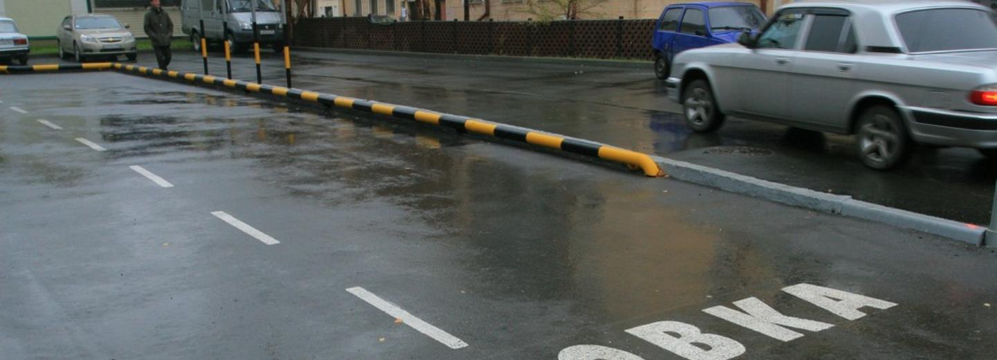 Парковку запретят возле десятиэтажки на Богаткова с 5 ноября