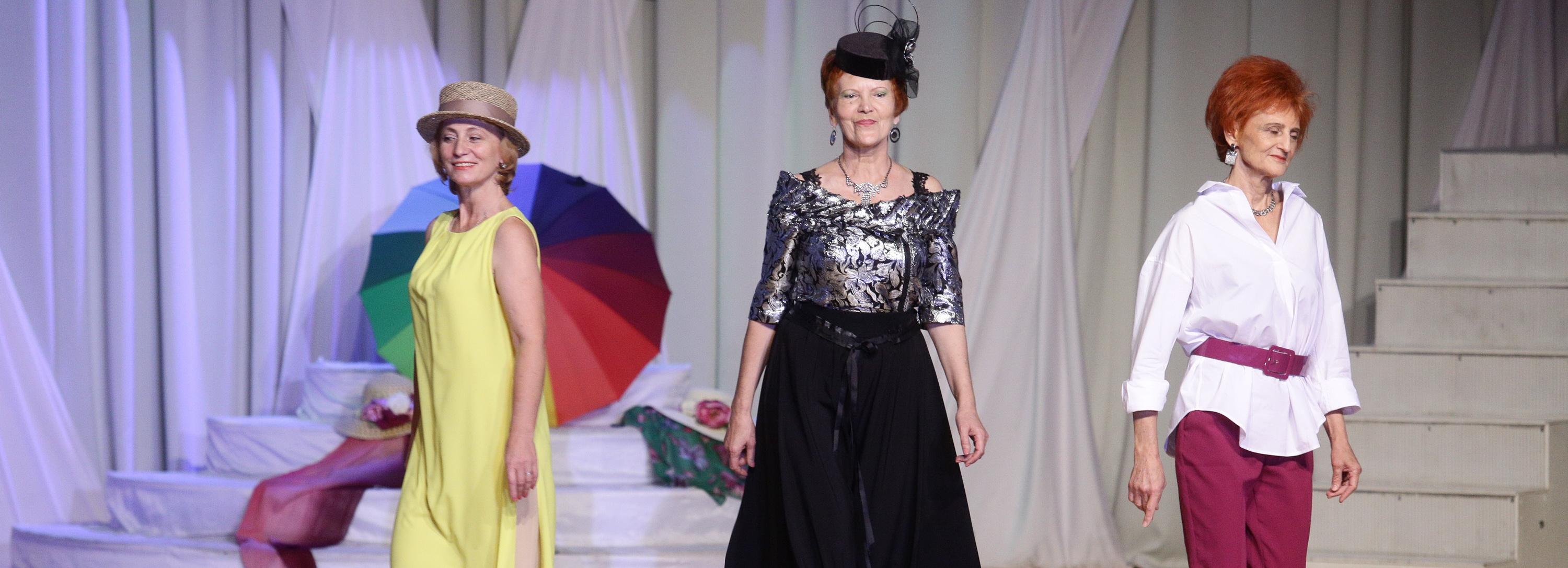 Стильные пенсионерки показали новосибирцам дефиле-театр в цветах радуги