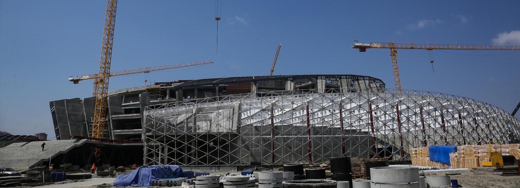 На витражах нового ЛДС в Новосибирске начали установку стеклопакетов