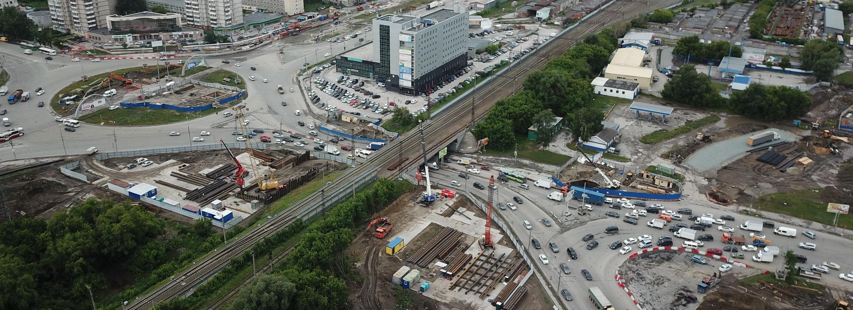 Асфальт провалился во время прокладки ливнёвки у площади Энергетиков