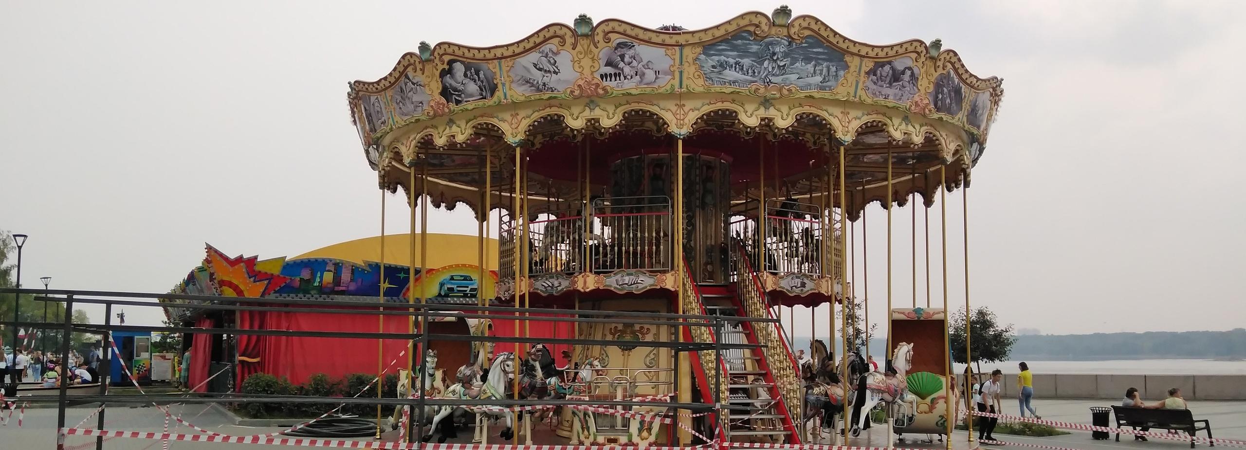 Аттракцион «Свадебная карусель» установили на набережной в Новосибирске