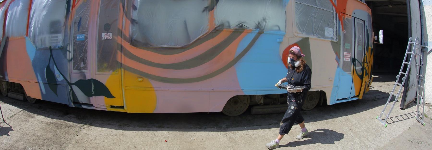 Новосибирские уличные художники раскрасили баллончиками ещё два трамвая