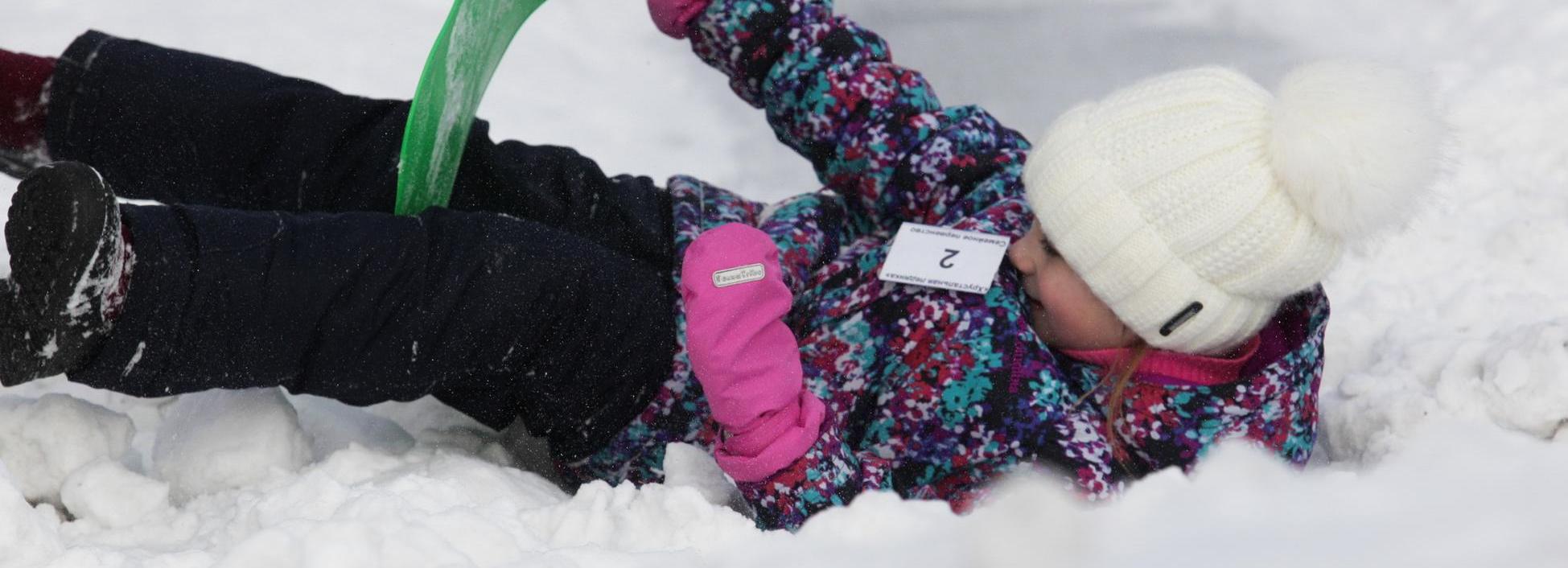 Не сцепляйте ватрушки в «паровозик»: спасатели о правилах катания с горки