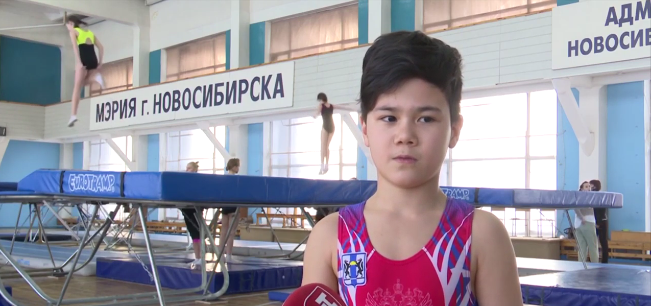 Винт, бланш и сальто: как акробаты-батутисты выполняют сложные трюки