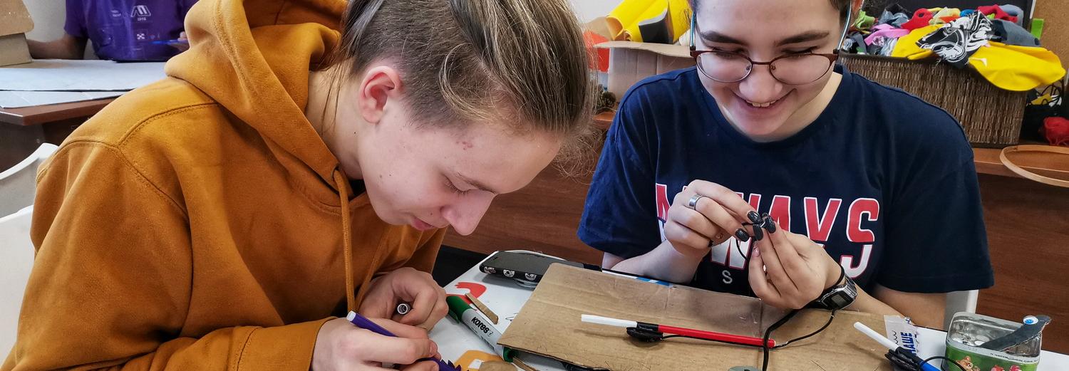 125 новосибирских подростков получили работу на фабрике игрушек