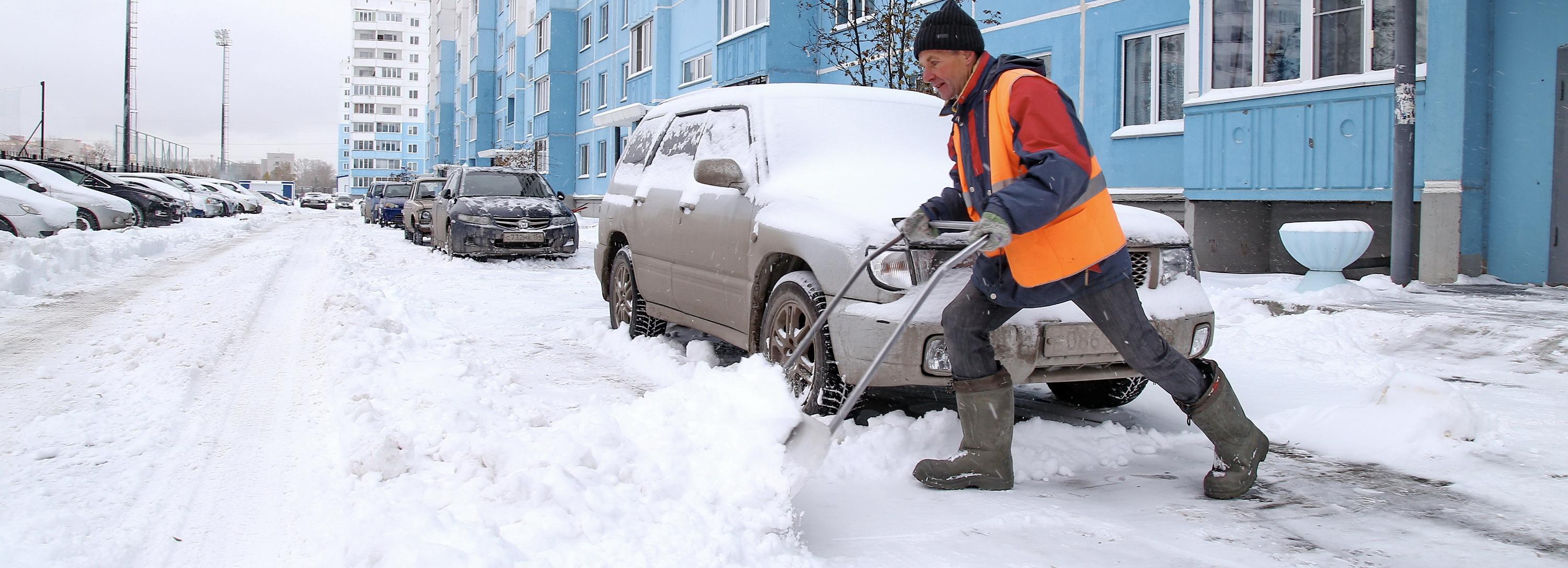 В снегопады — с пяти утра: как работают новосибирские дворники
