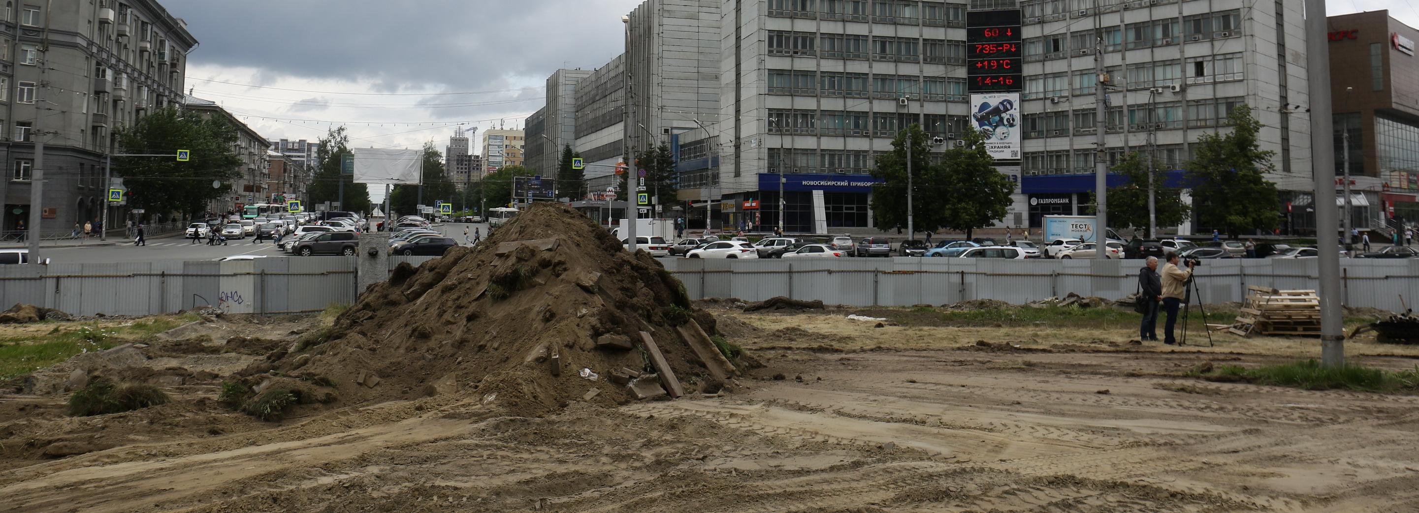 За стройкой стелы на площади Калинина Москва следит в режиме онлайн