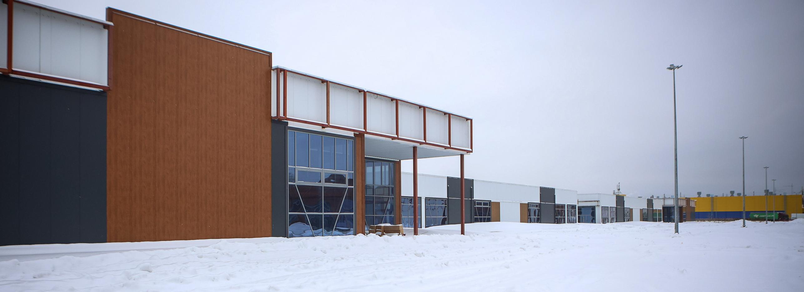 «Ритейл парк» из семи корпусов построили на Бердском шоссе в Новосибирске