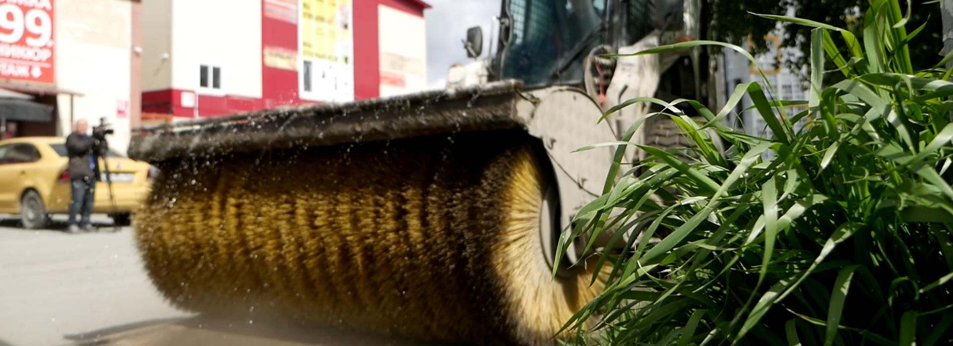 Юркий мини-пылесос помогает «Чистику» бороться с грязью в Кировке