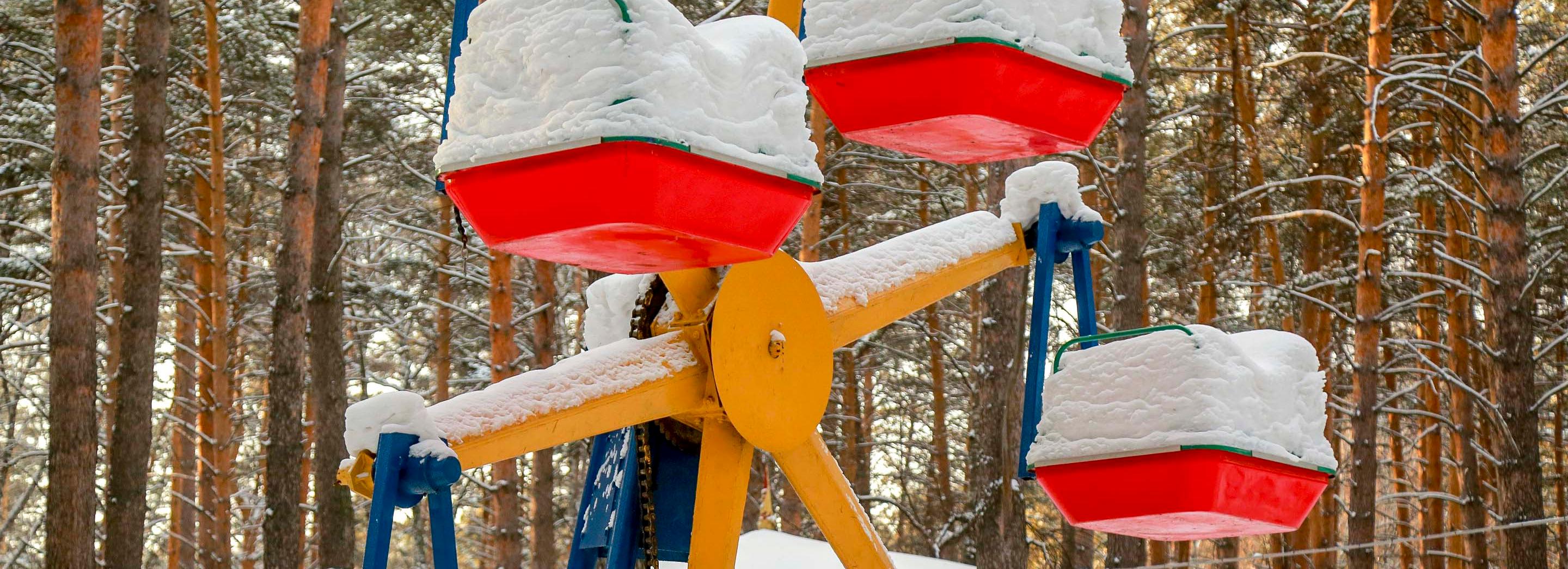Летние аттракционы и спортплощадки закрыли в парках Новосибирска