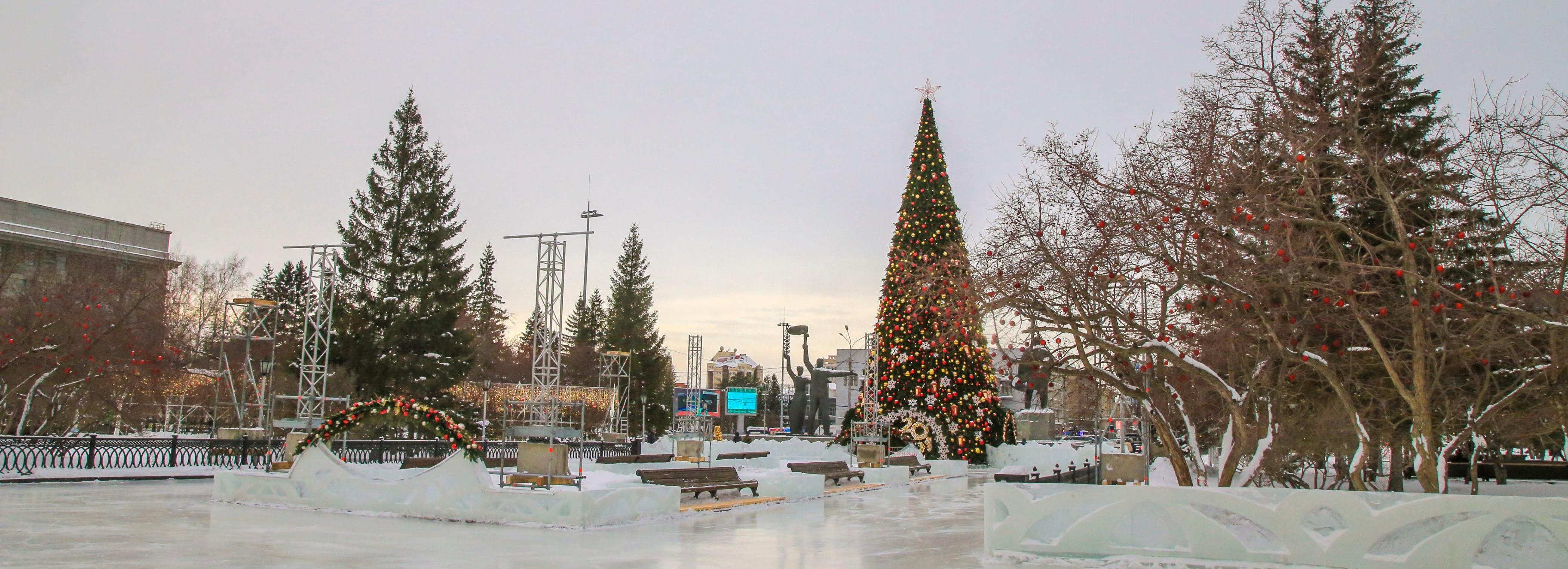 Похрустывает: фигуристки открыли каток у оперного театра в Новосибирске
