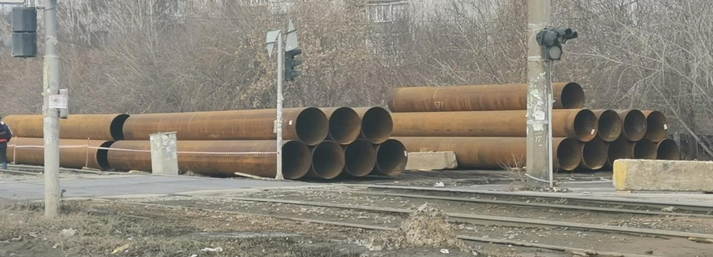 На Гусинобродское шоссе привезли огромные трубы для теплотрассы