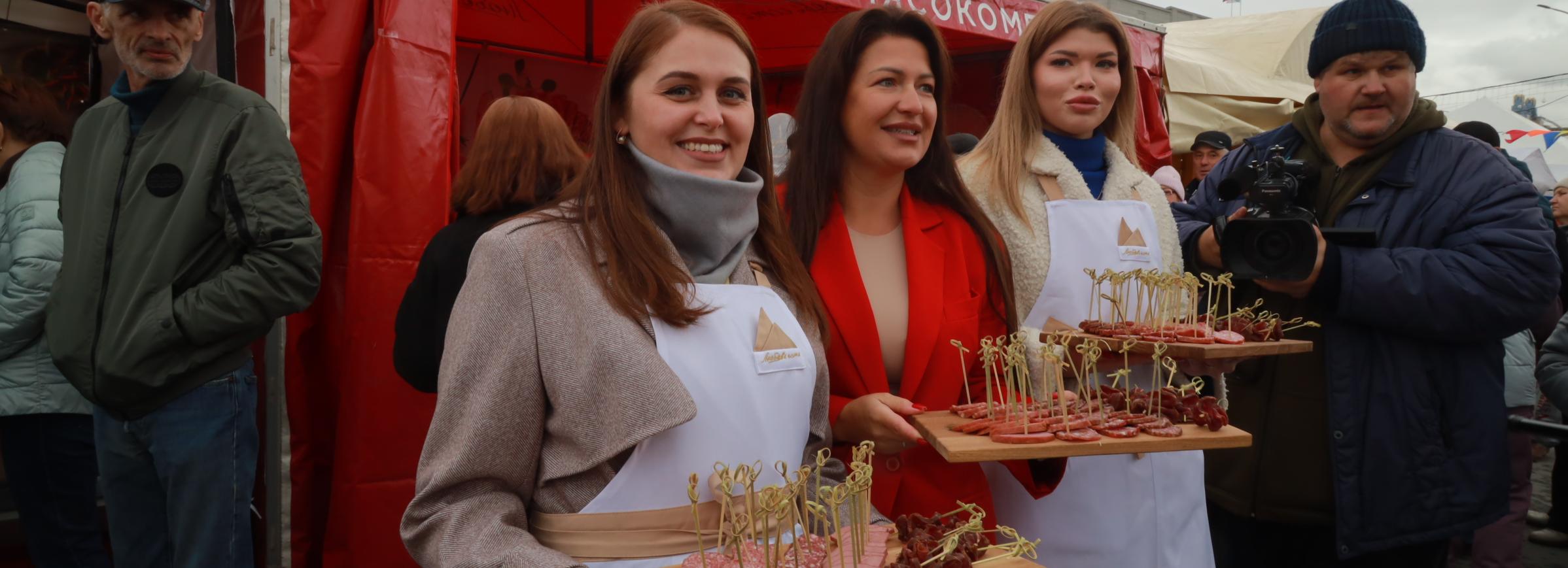 Колбасу с углём и маринованный чеснок предлагают на белорусской ярмарке