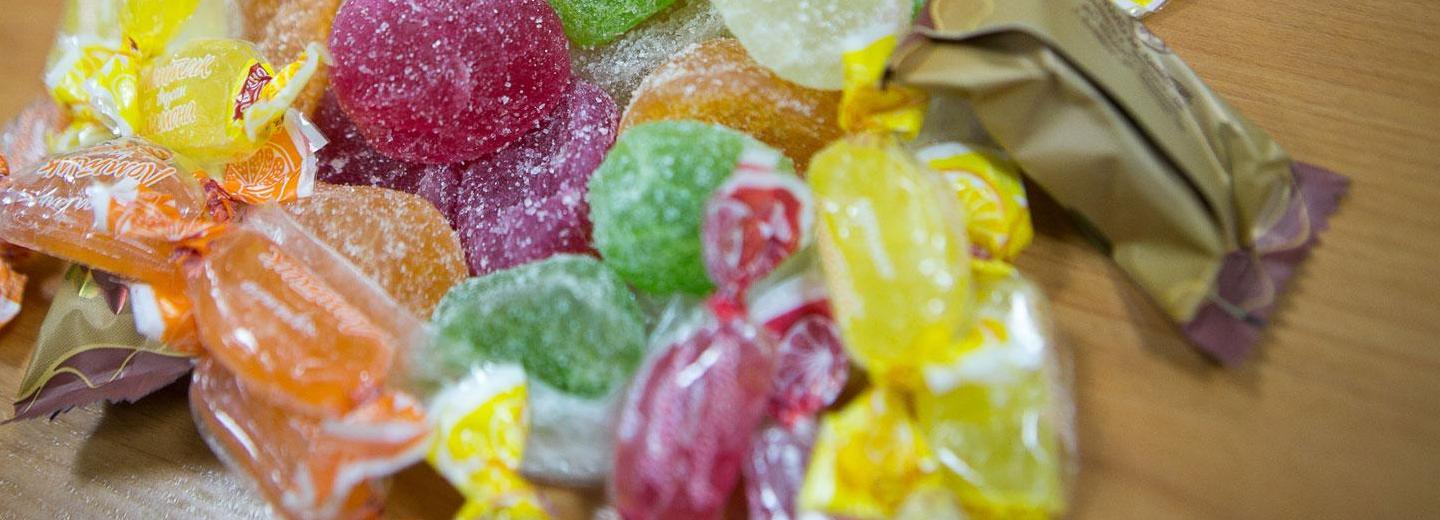 Водитель новосибирской маршрутки балует своих пассажиров конфетами