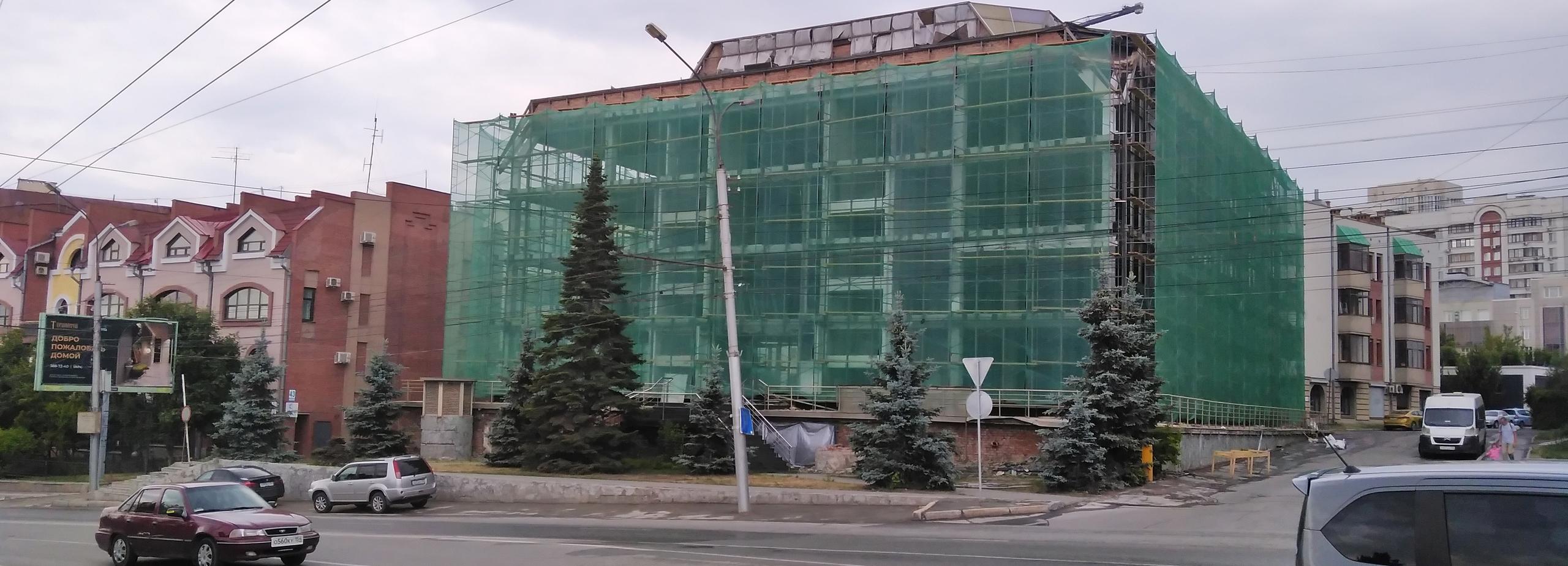 Весь зеркальный фасад сняли с бывшего здания банка «Открытие» на Речном