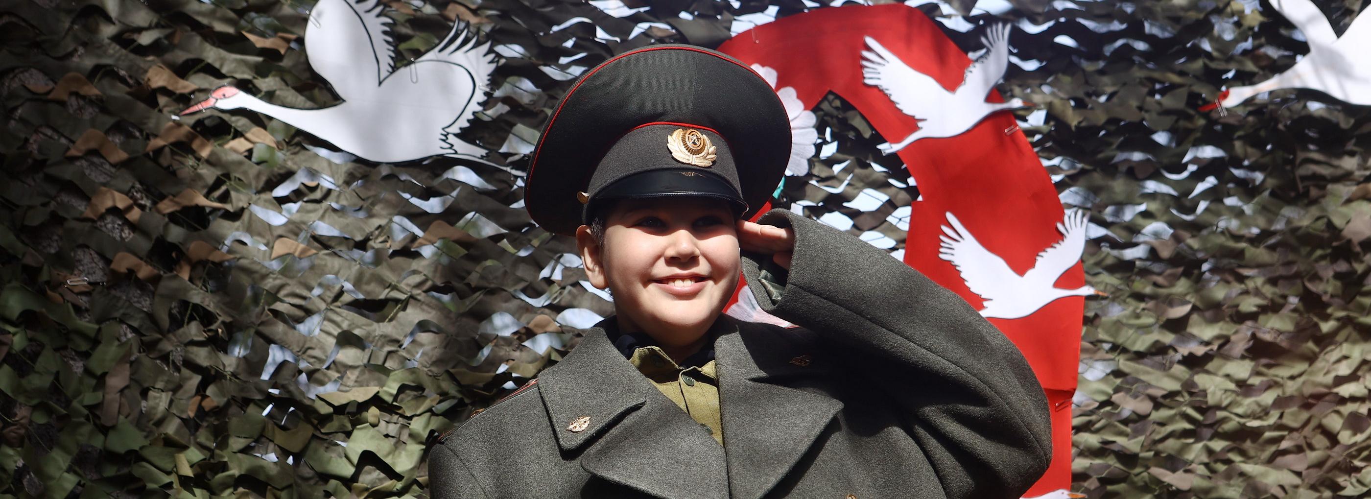 Куклу-берегиню и голубя мира научили делать детей волонтёры