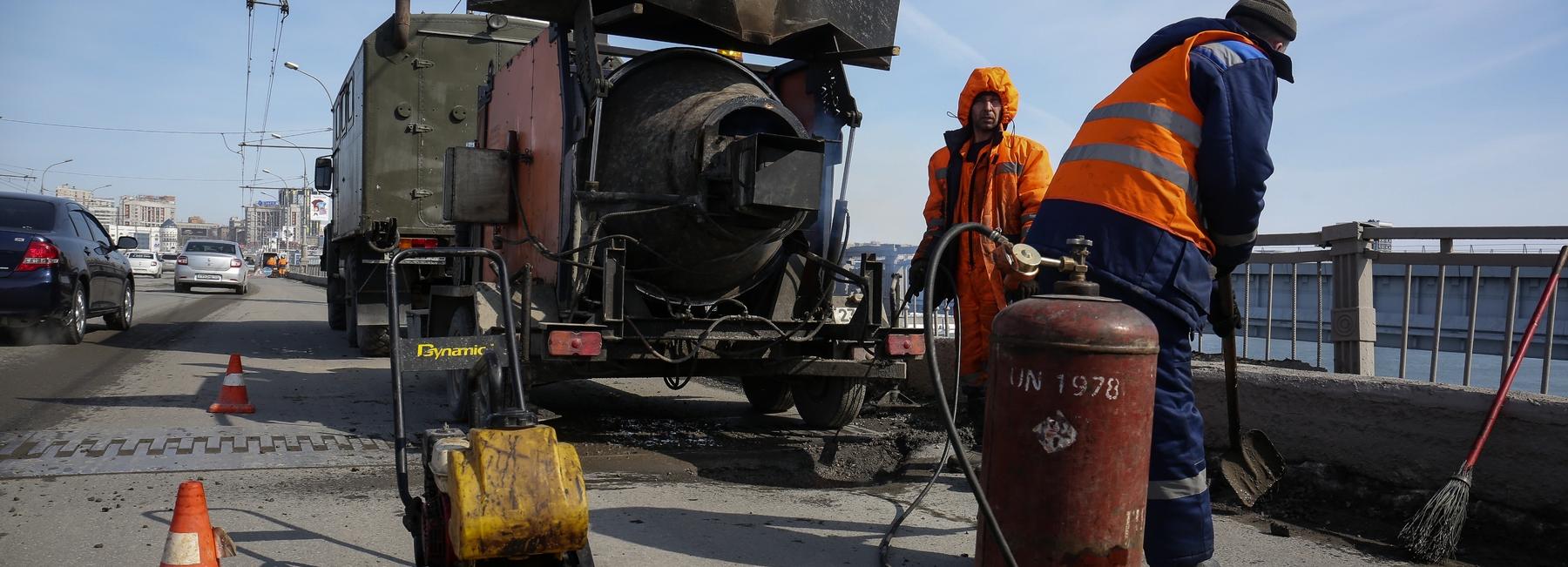 Весенний ремонт дорог: зачем асфальт сыплют в лужи в Новосибирске