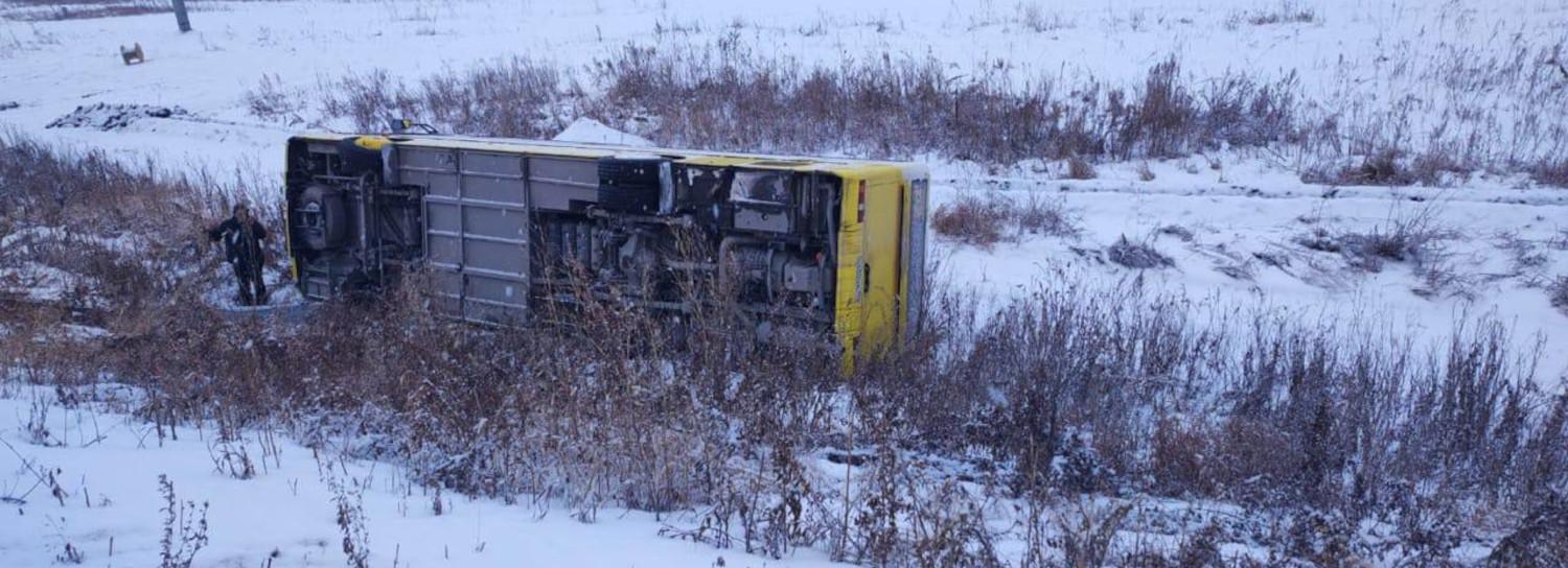 Автобус с пассажирами перевернулся под Новосибирском