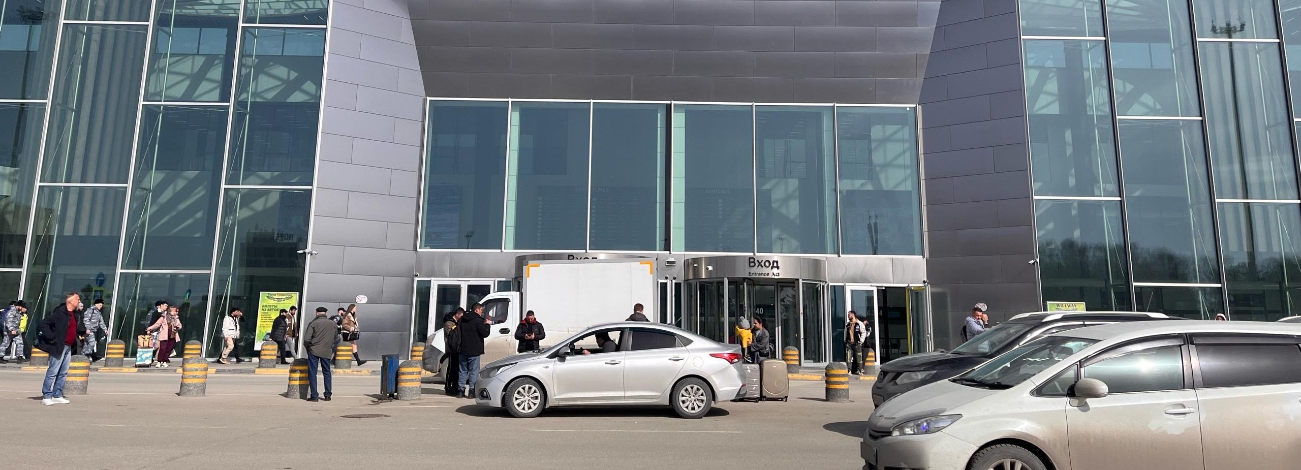 Контрабандные доллары нашли в нагрудной сумке иностранца в Толмачёво