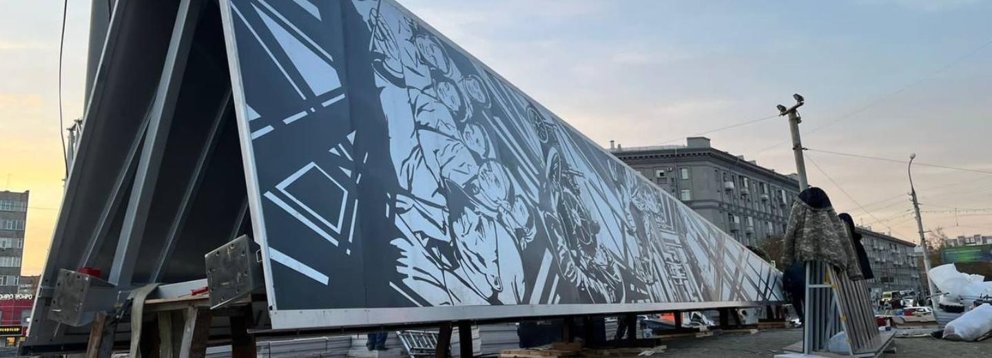 Панели с портретами тружеников тыла добавили стеле на площади Калинина