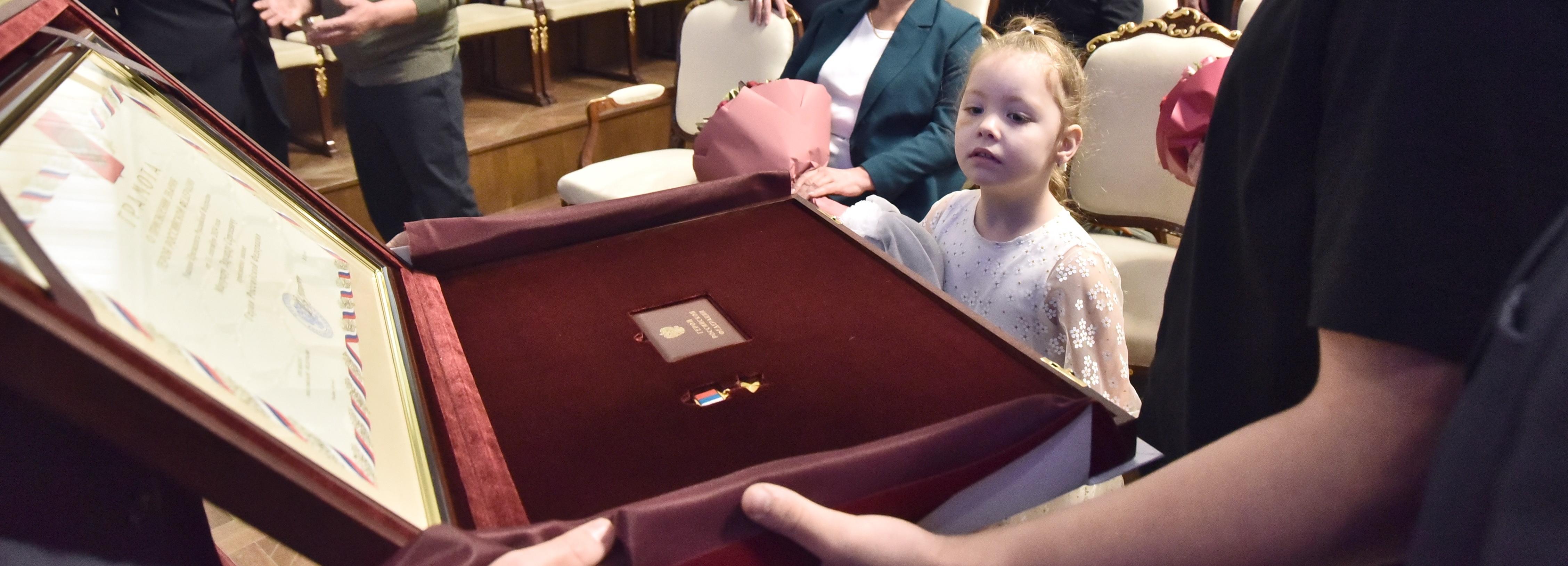 Губернатор вручил высшую воинскую награду семье погибшего бойца