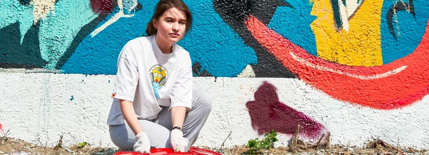 «Ударились в космос»: новосибирцев зовут голосовать за картины на заборе