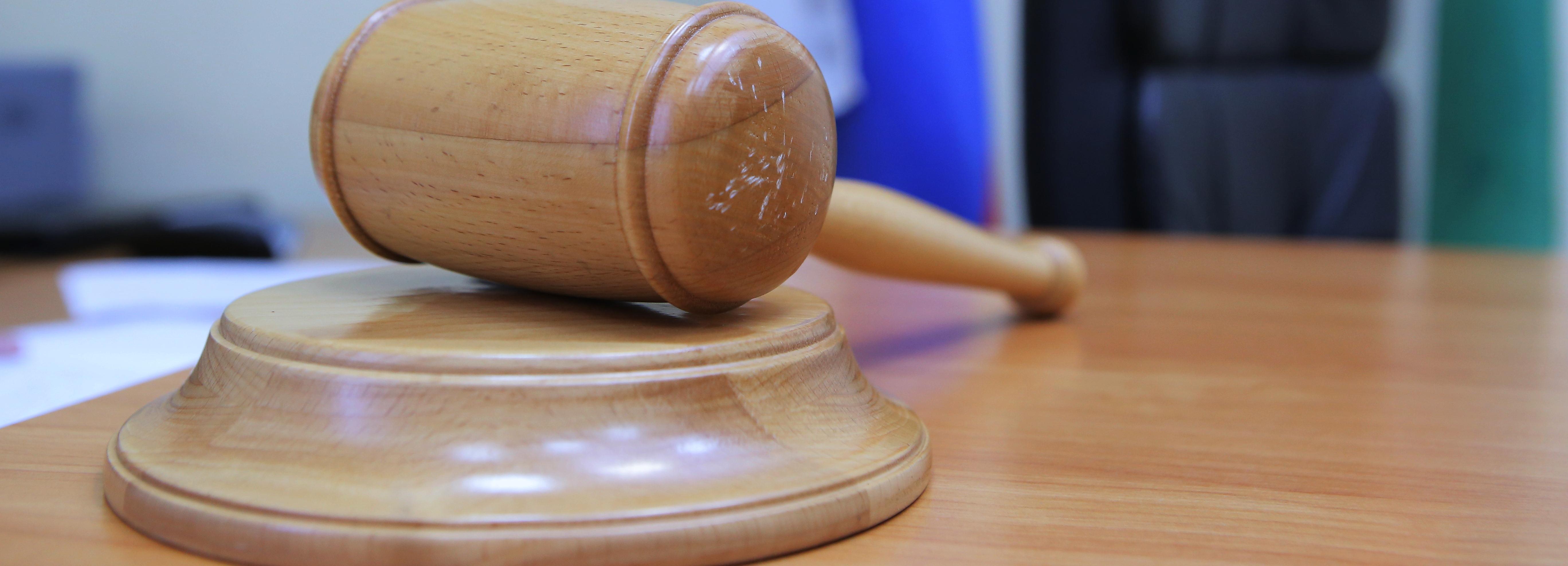 Рухнувшая с крыши глыба льда привела к приговору работнику УК