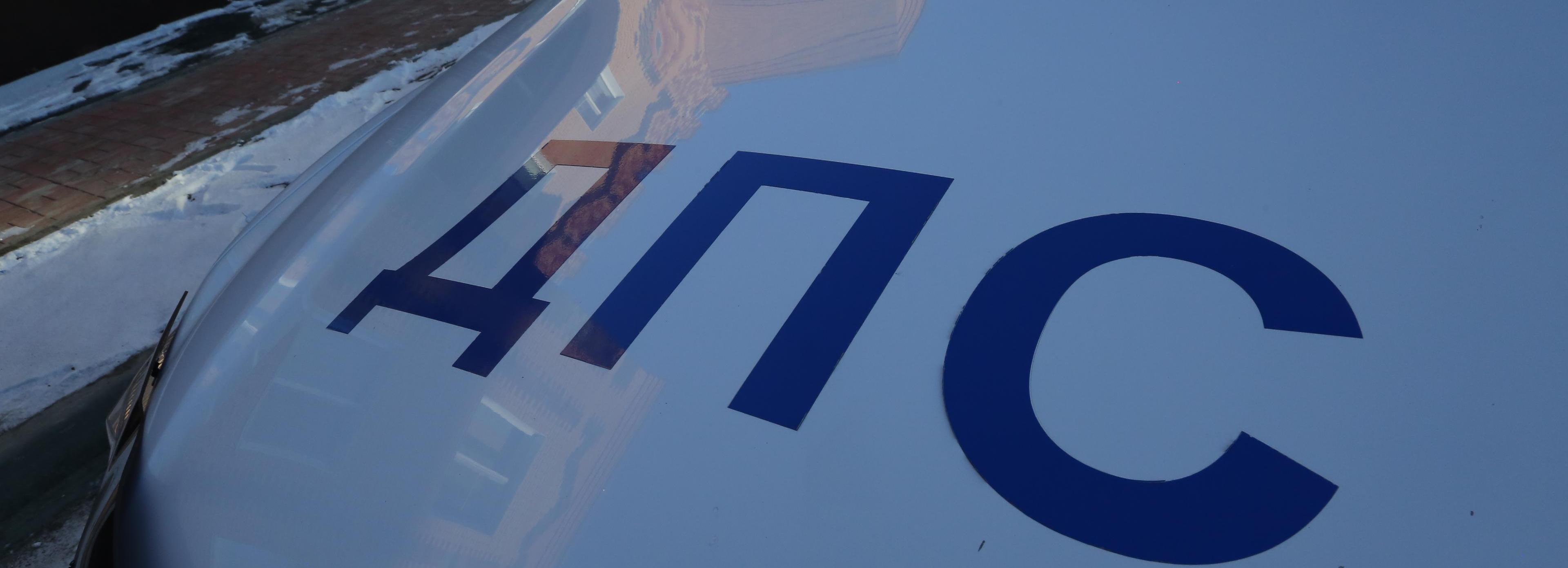 Мужчина угнал иномарку у бани в Новосибирске и врезался в гору снега