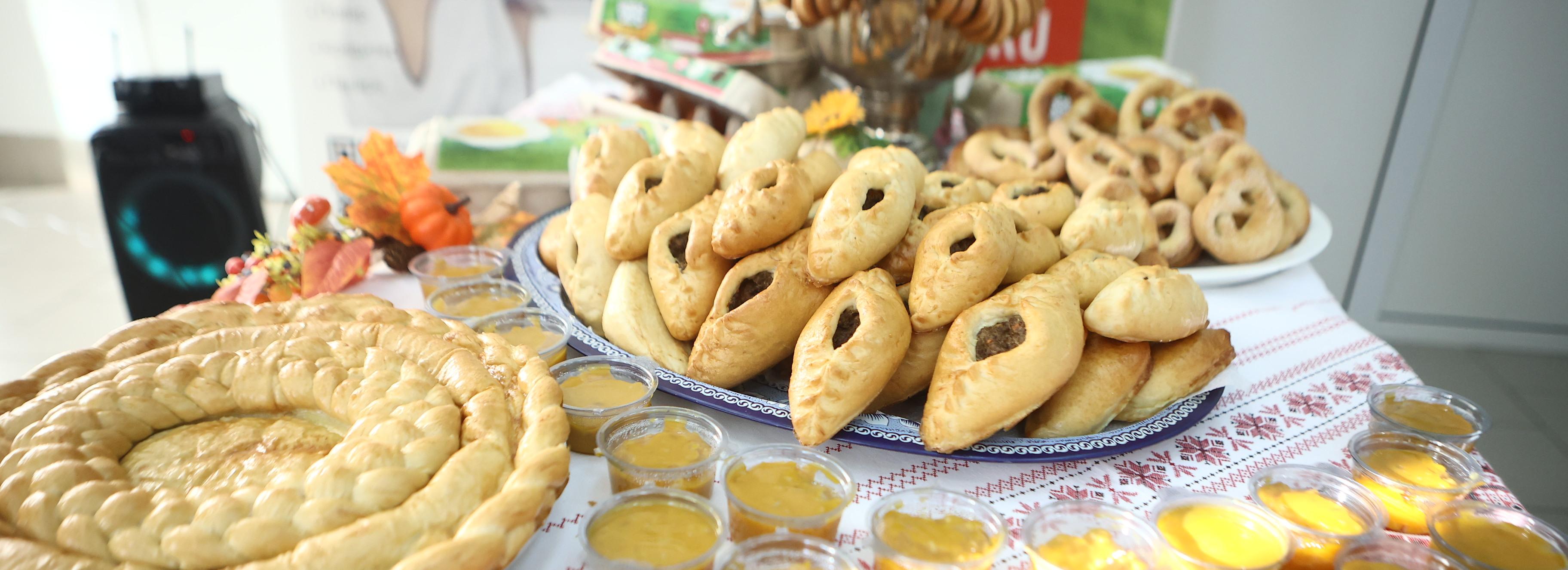 Груздянка и сердечные оладьи: еду из русских сёл отведали новосибирцы