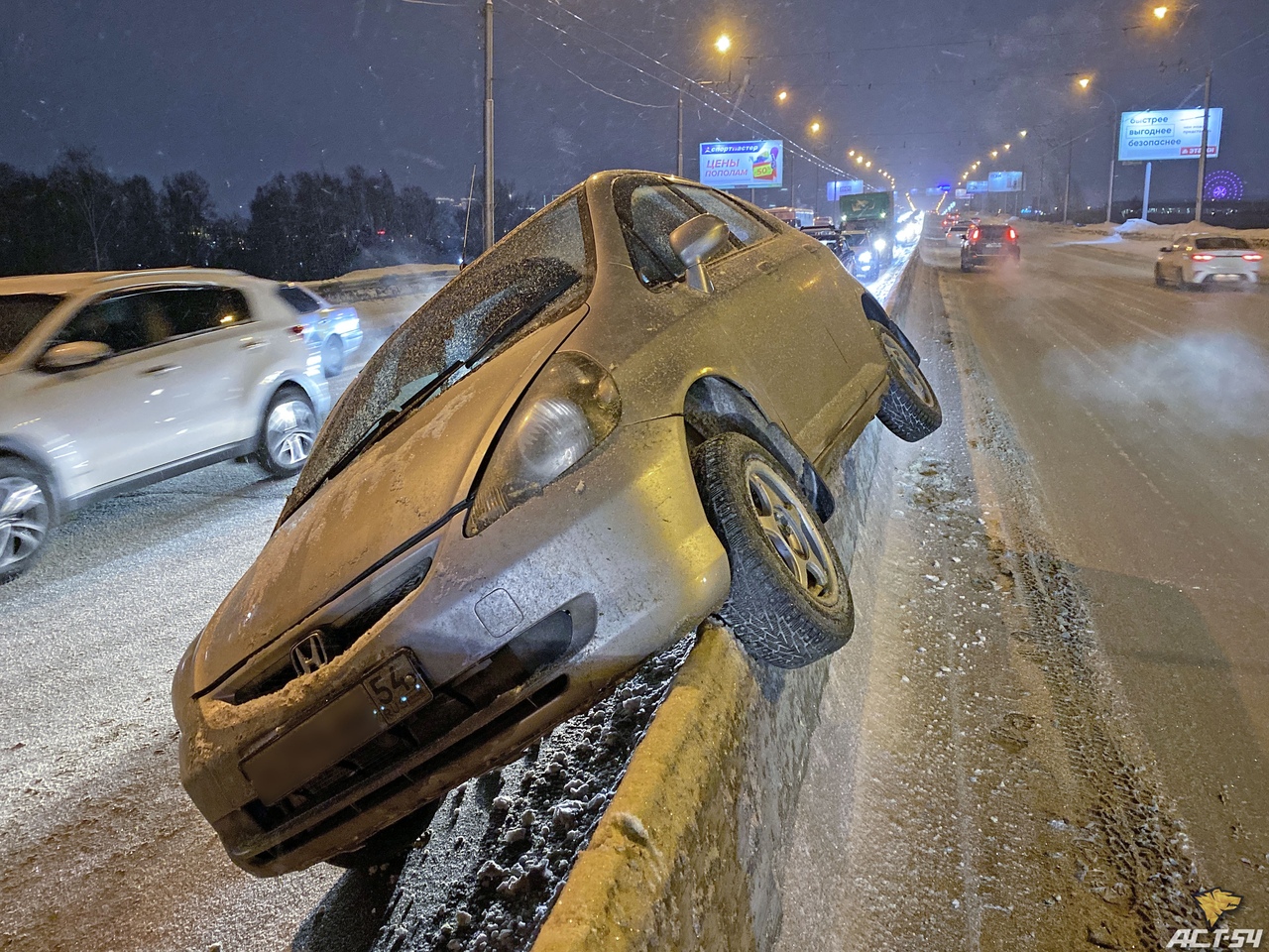 Машина повисла на дамбе Октябрьского моста в Новосибирске