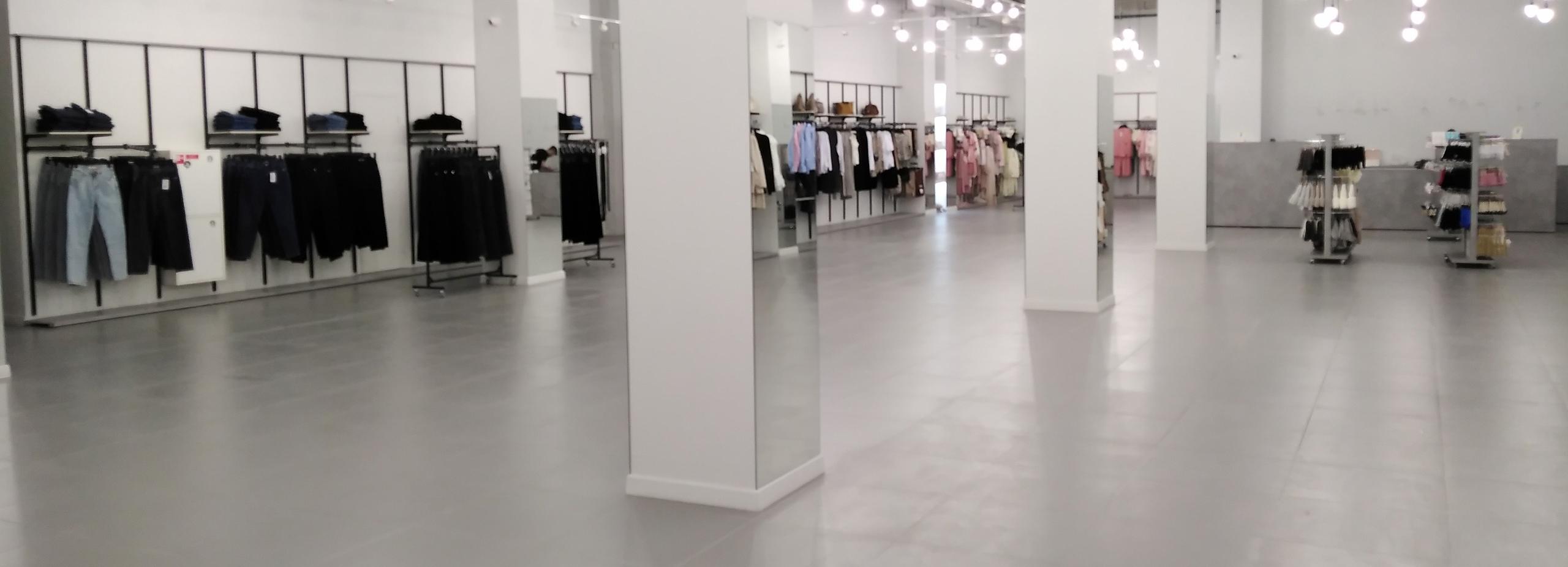 Вместо ещё одного гастрохолла на Депутатской открыли магазин одежды