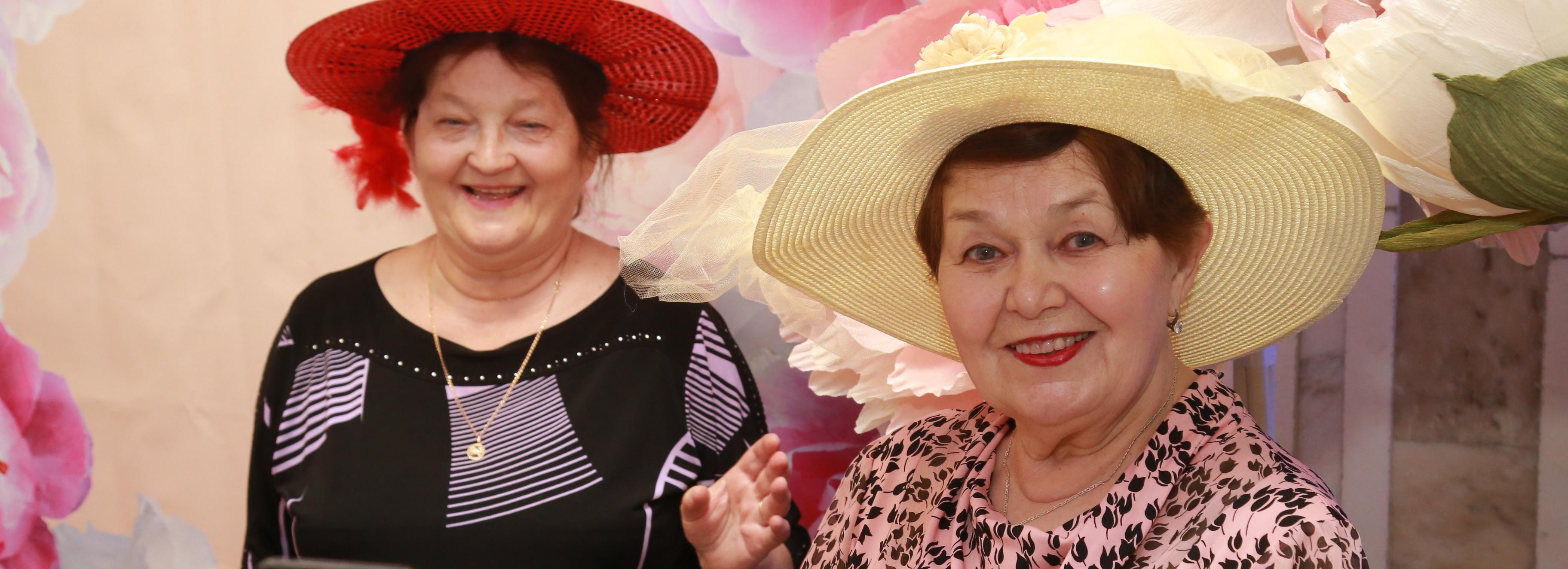 «По городу в шляпке с цветком»: чему учат в студии «Элегантный возраст»