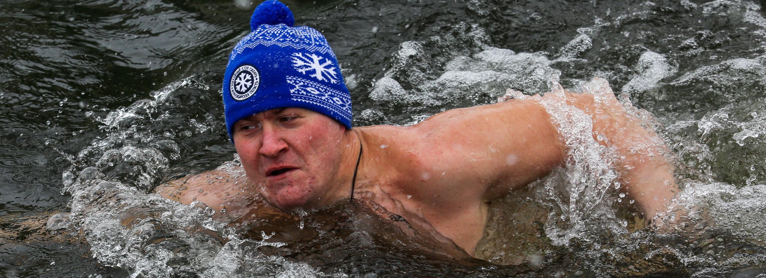 Суточный марафон в ледяной воде собрал 70 моржей со всей Сибири