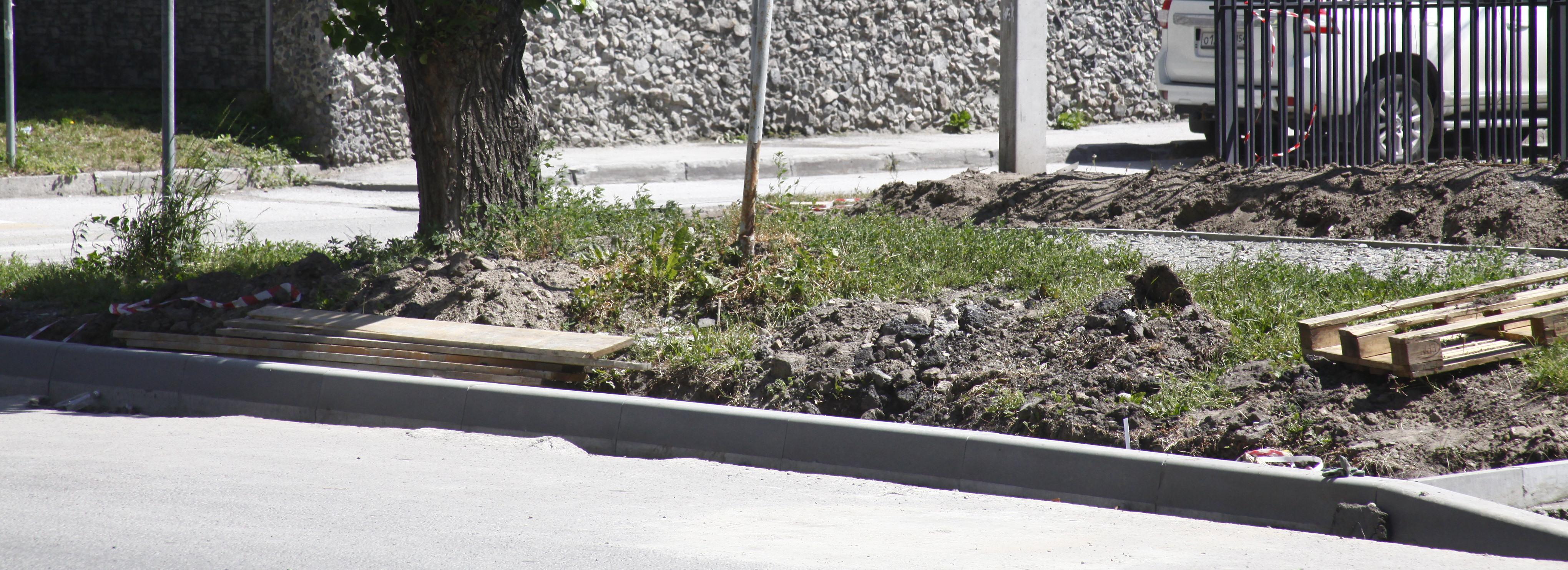 Газоны восстановят ещё на шести улицах Центрального округа