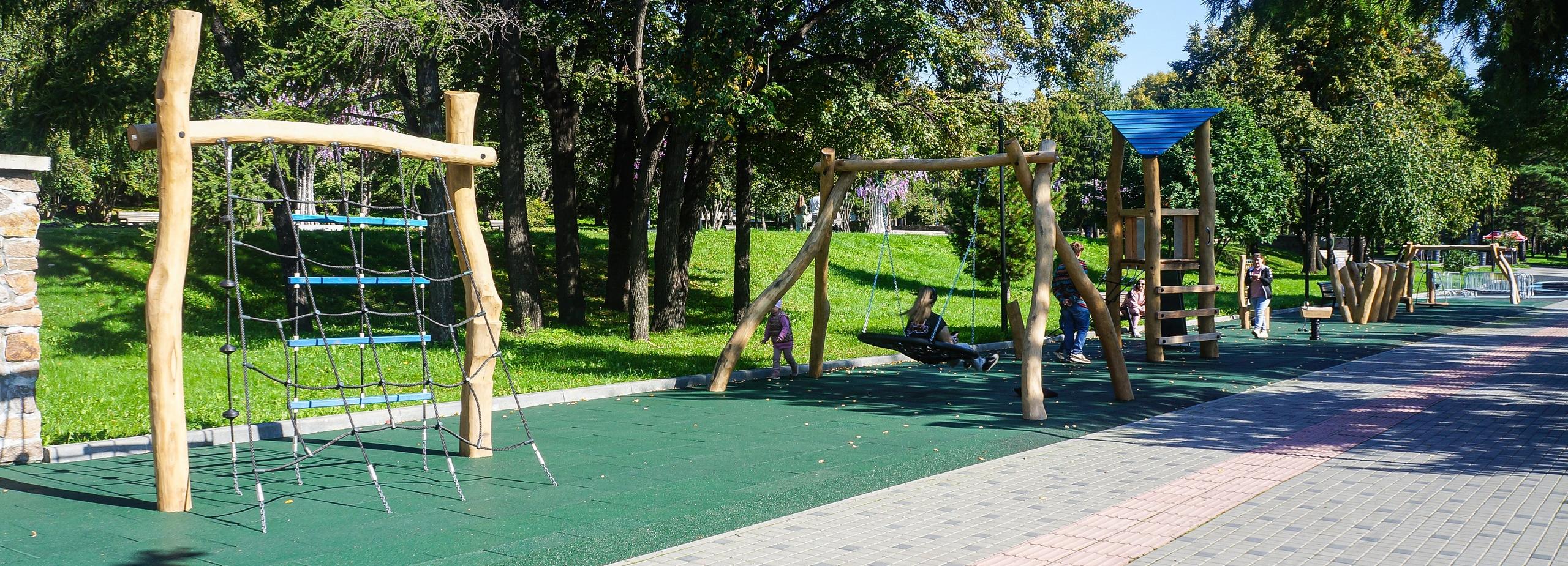 Обновлённую детскую площадку открыли на Михайловской набережной