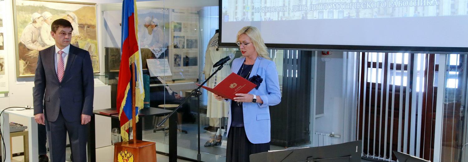 С музыкой и Лавровым: в Новосибирске поздравили дипломатов