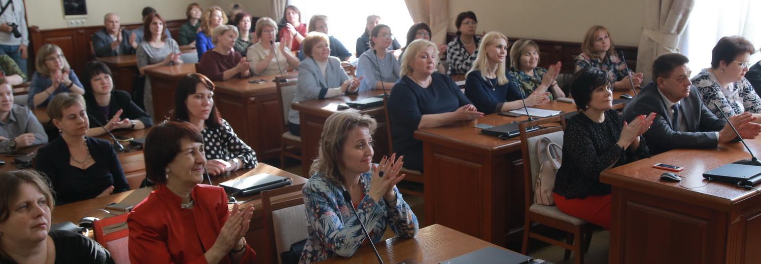 40 педагогов получили по 25 000 рублей от мэрии Новосибирска