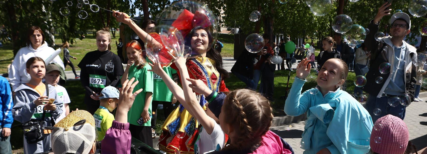 Как отмечают День защиты детей в Новосибирске: 25 весёлых кадров