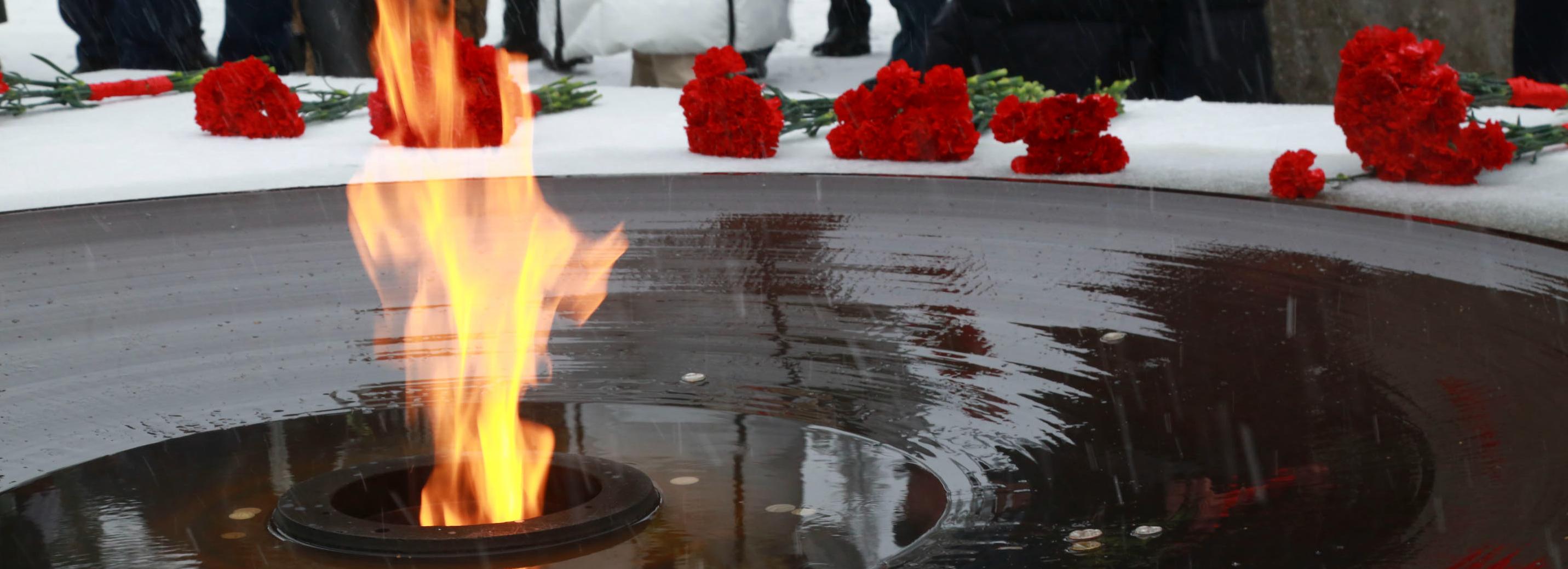 Мэр Локоть принёс цветы к Монументу Славы в День неизвестного солдата