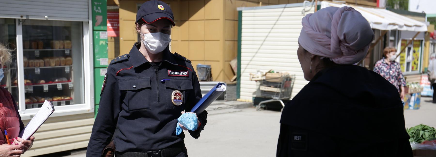 Штрафы выписывают за торговлю фруктами у остановок в Новосибирске