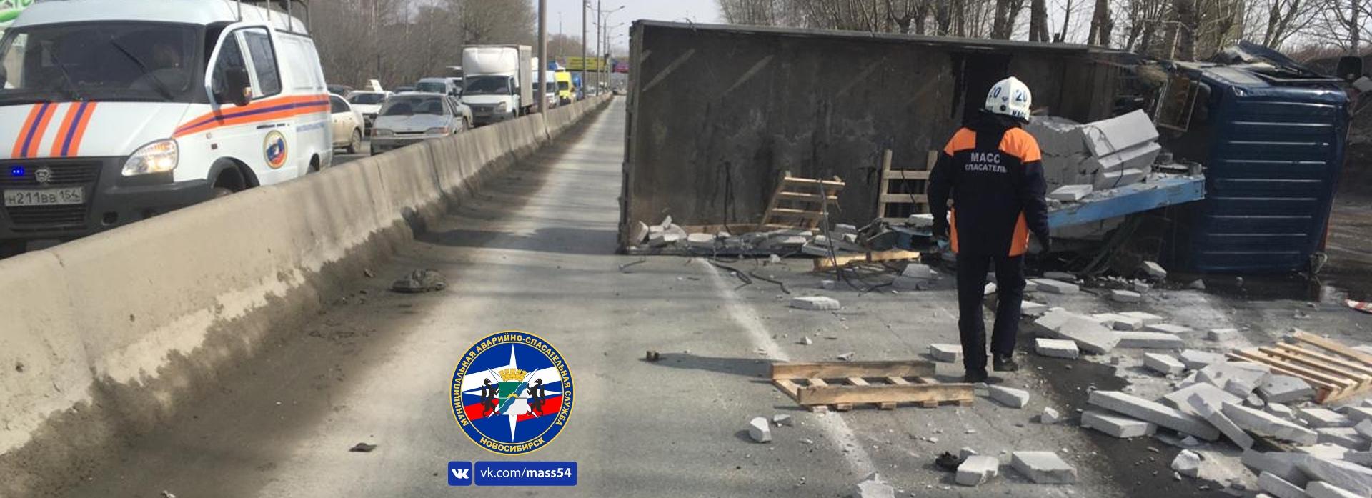 Грузовик Isuzu опрокинулся и рассыпал кирпичи по Большевистской