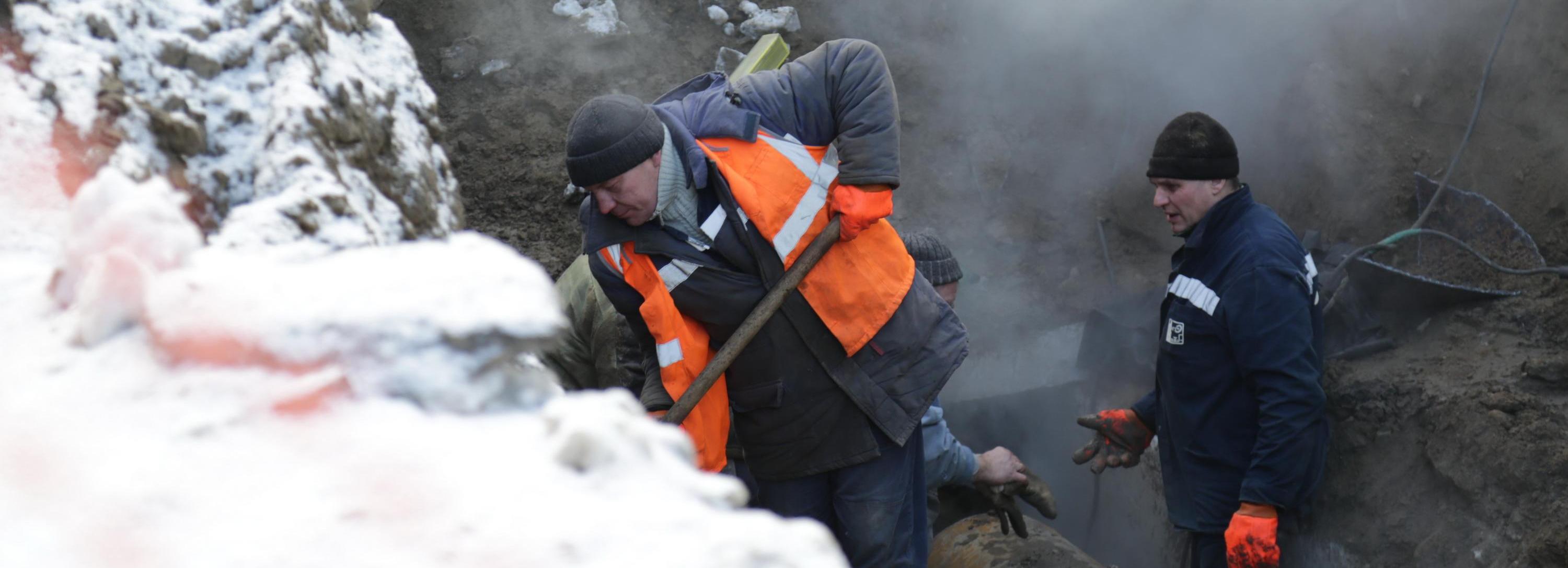 На Добролюбова ликвидируют последствия прорыва канализации