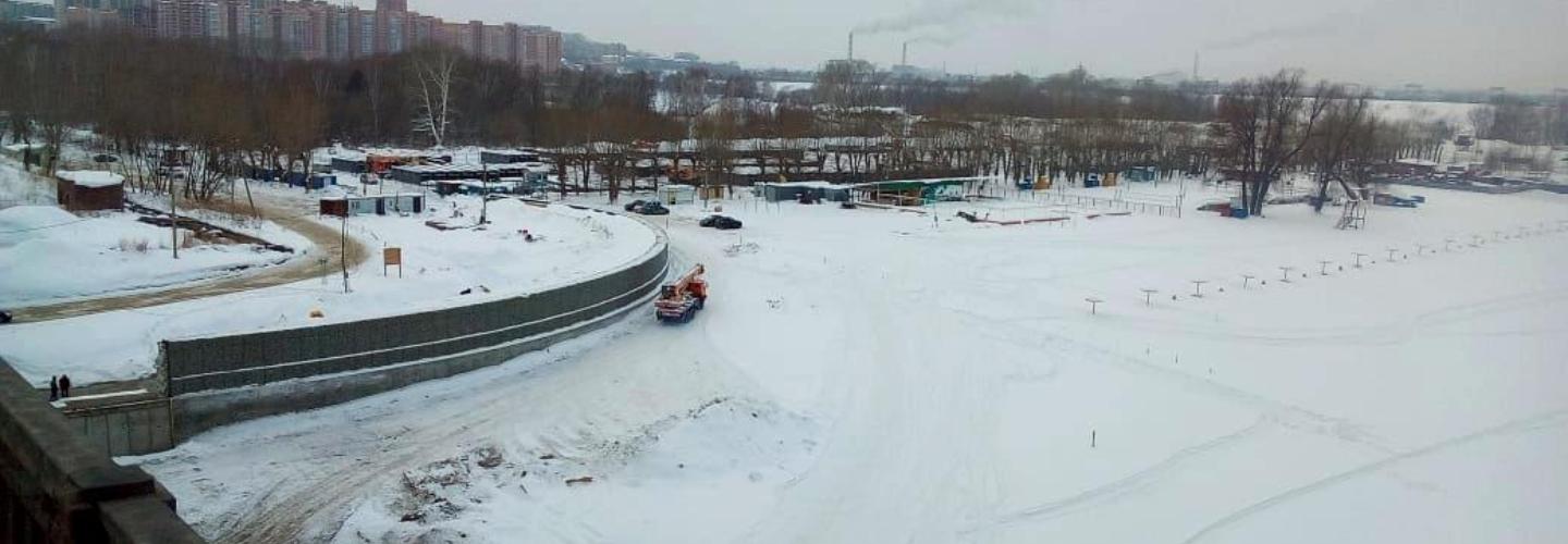 Большая стена из камней выросла на пляже «Наутилус» в Новосибирске