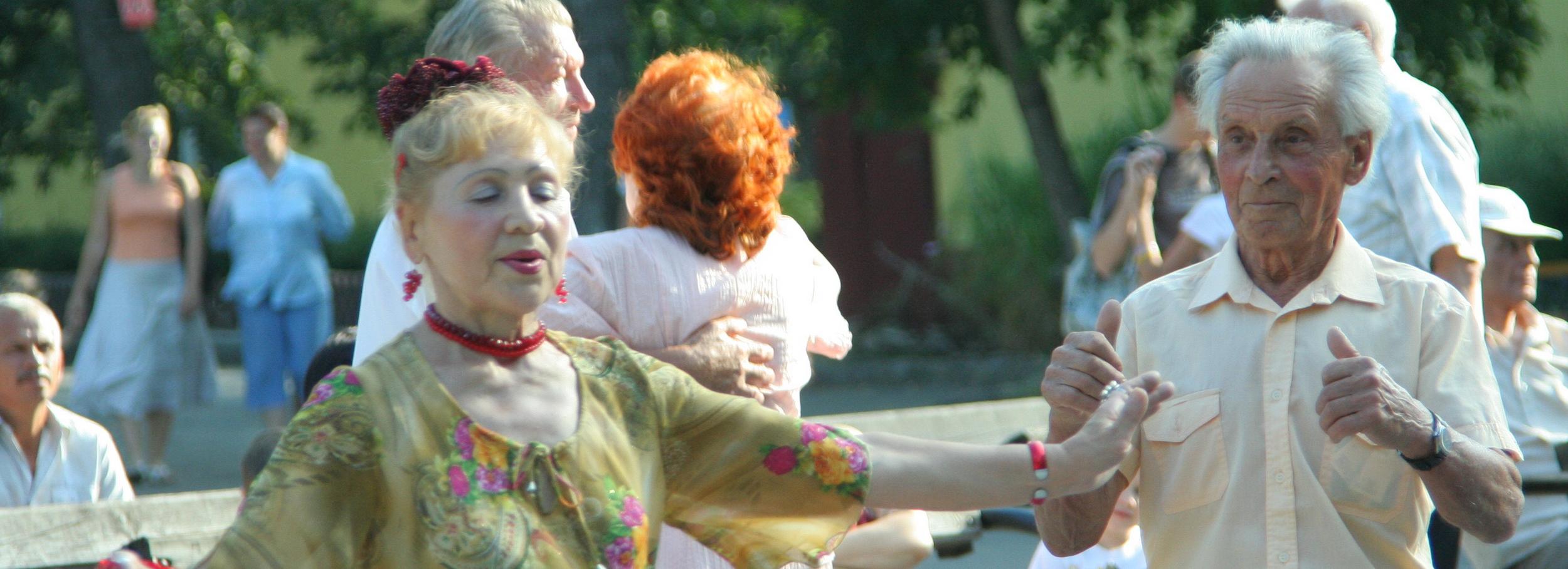 Уличные танцы под духовой оркестр возрождают в Новосибирске