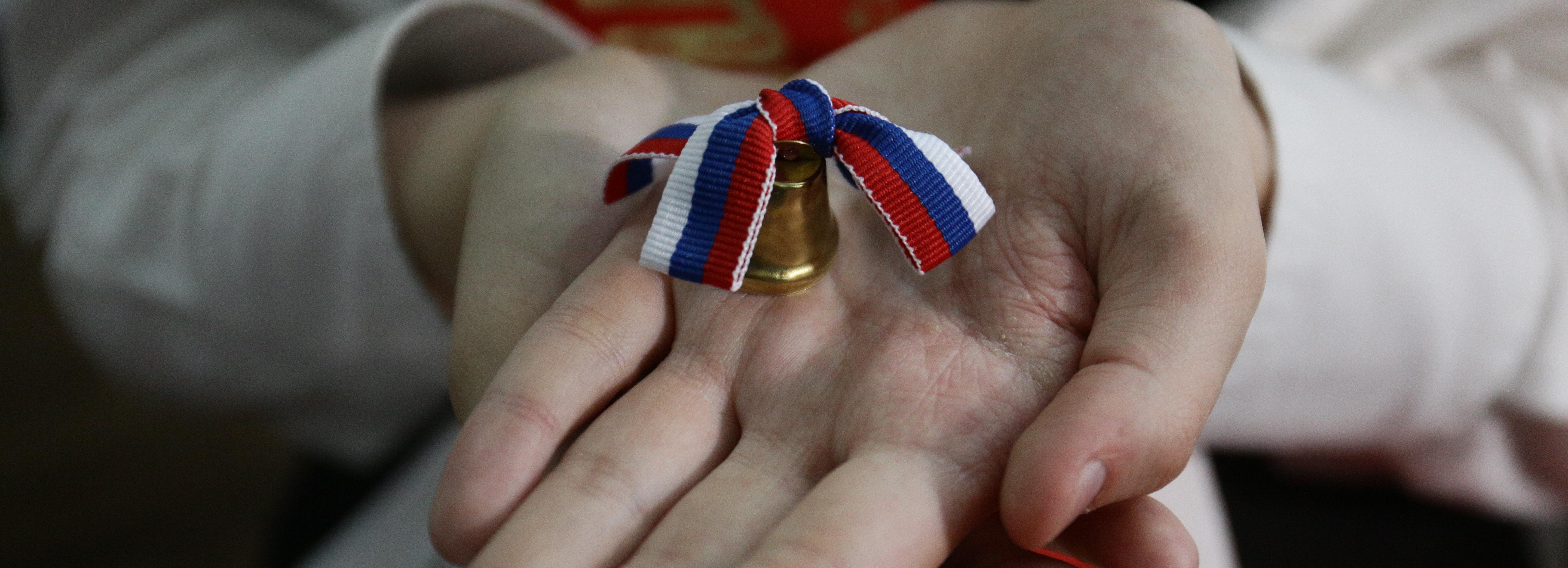 Последние звонки звенят для 27 тысяч выпускников в Новосибирске