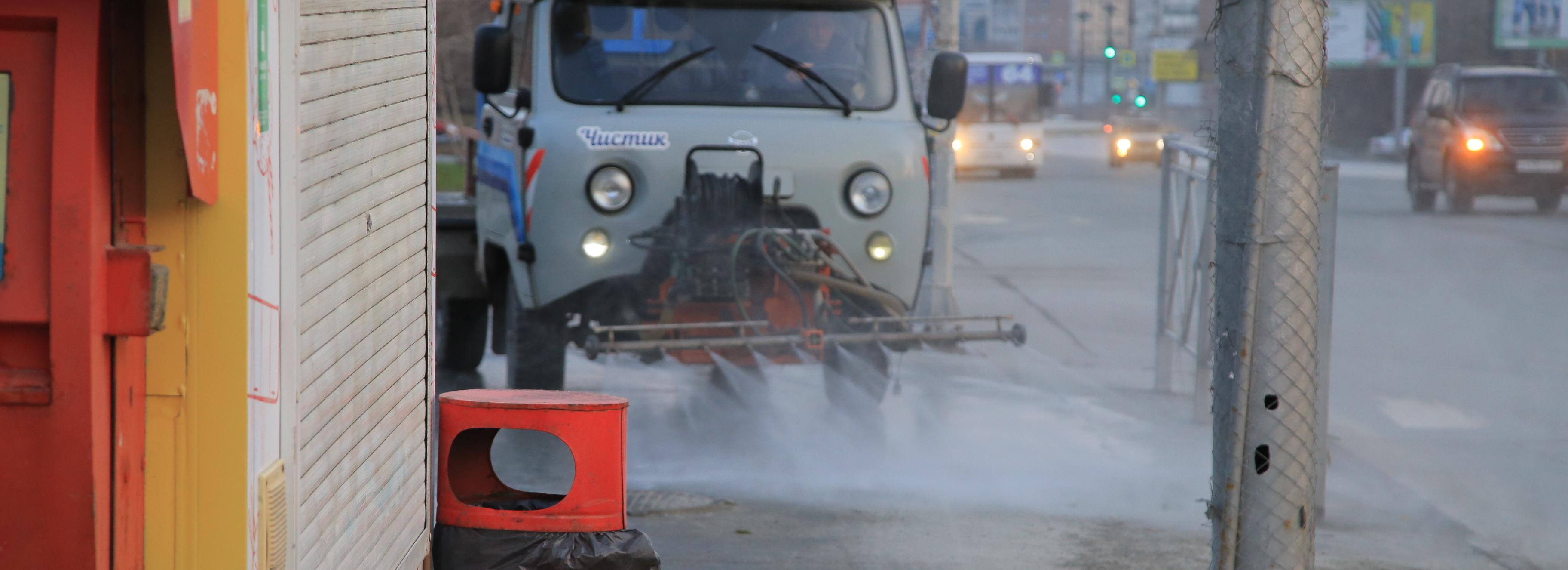 На улице Орджоникидзе убрали ветки и отмыли тротуары