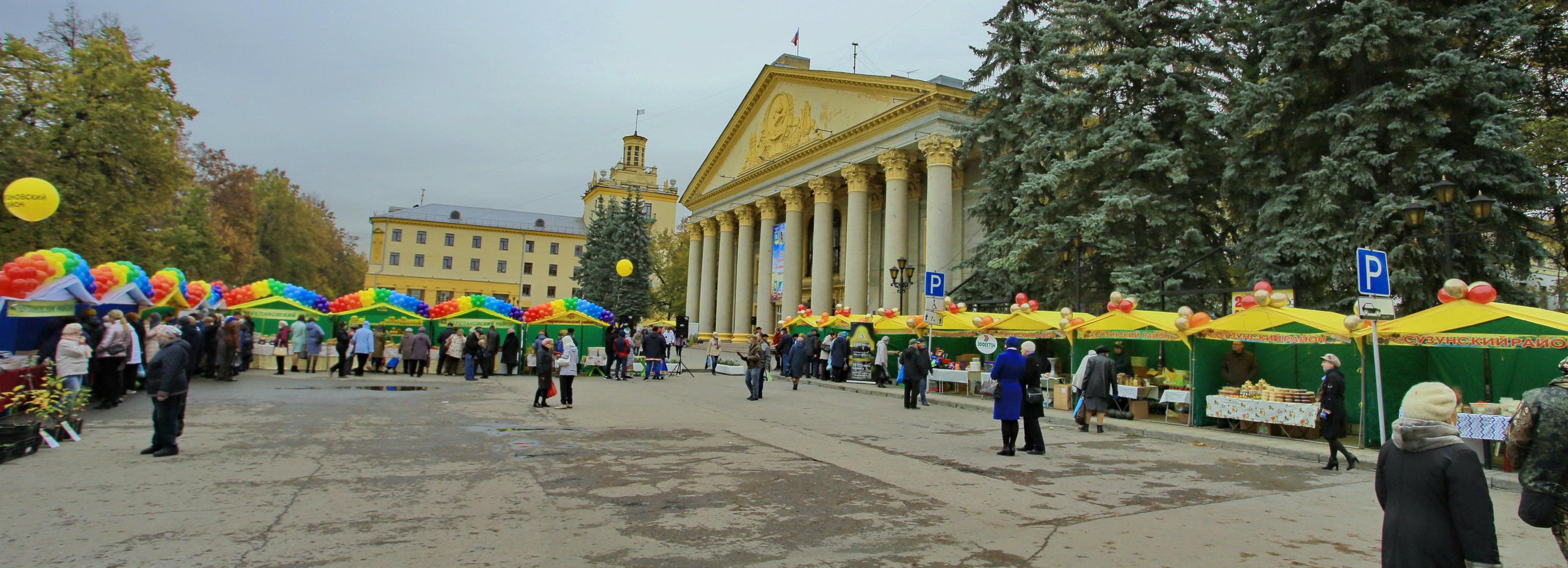 Новосибирцы опустошили прилавки с колбасой на ярмарке у ДК Горького