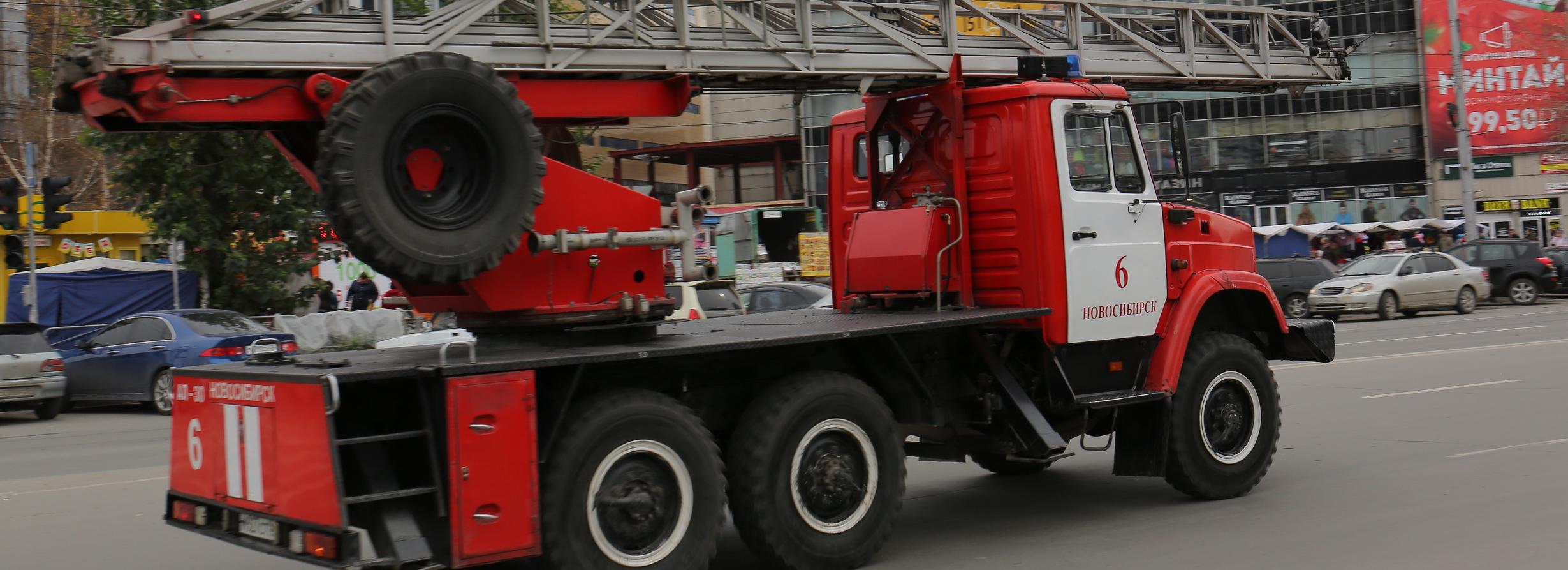 Спасатели сняли женщину с крыши загоревшейся трёхэтажной бани